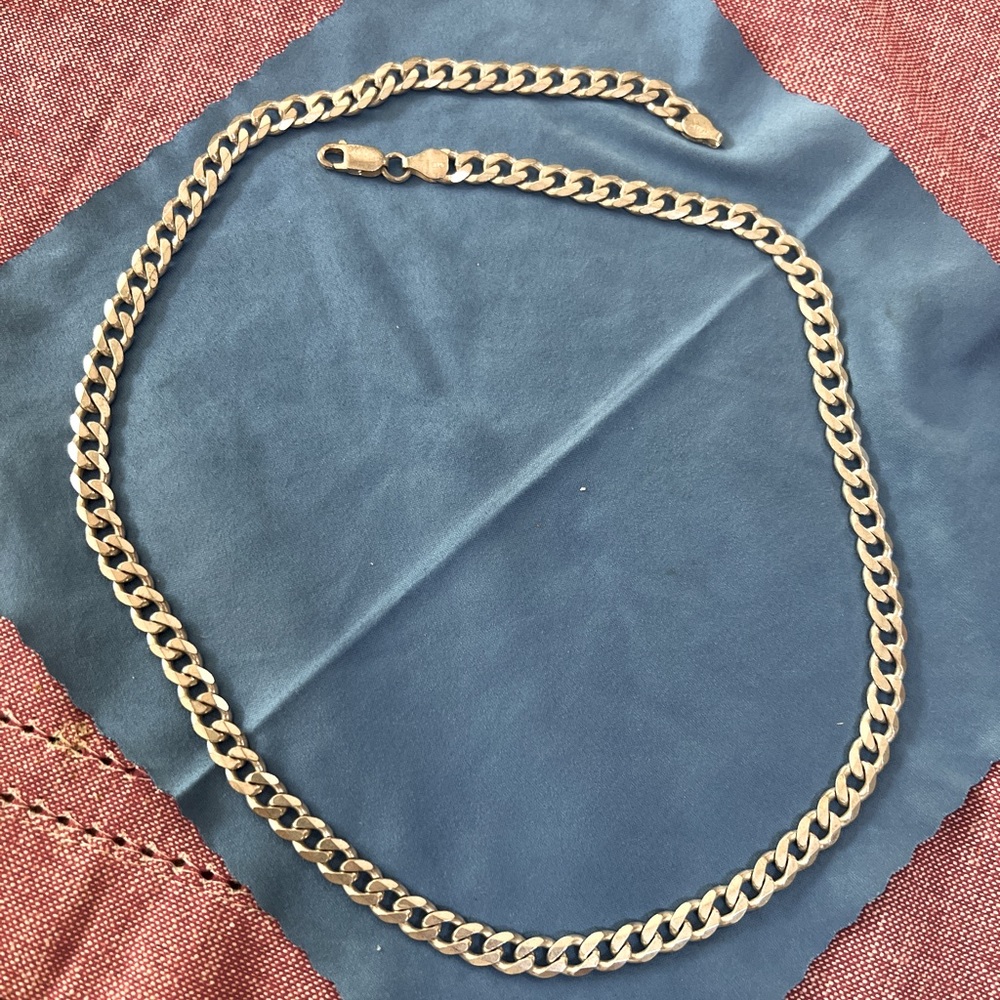 22in. Cuban link silver chain. Made in Italy.